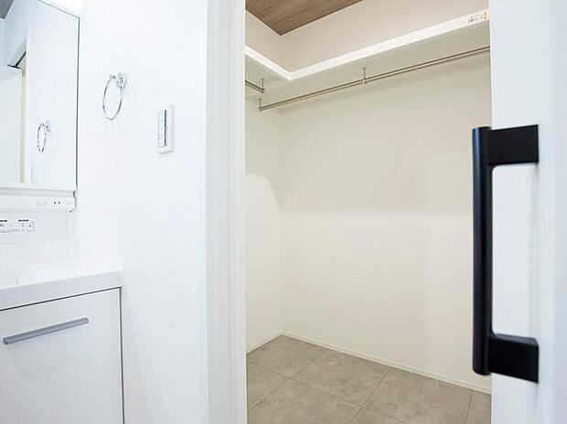 【収納】3号地ファミリークローゼット
洗濯動線がスムーズ!家族のお洋服を一括管理できます。朝の支度も時短♪