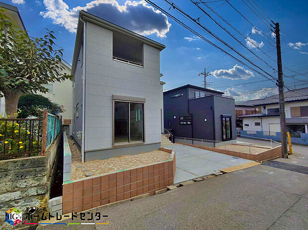 各居室に収納を完備しております。収納が豊富な住宅は居室空間がしっかりと使えるので暮らしやすさが断然に上がります。荷物をを気にすることなく家具の配置をお好み通りにできるのも大きな魅力です。