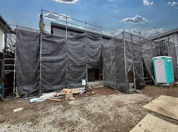 美しい緑と良好な住環境が守られてきたこの街に、新築戸建てが誕生致しました。穏やかな空気の流れる落ち着いた住環境です。ぜひ、現地へ足をお運びいただき実際の環境・陽当たりをご確認下さいませ♪