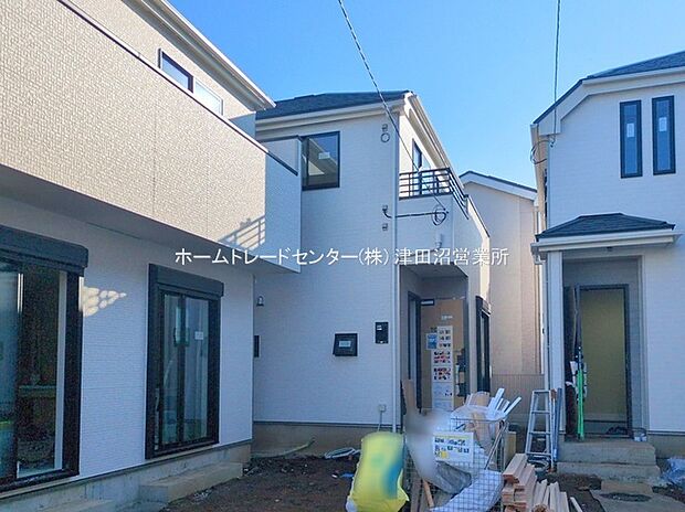 美しい緑と良好な住環境が守られてきたこの街に、新築戸建てが誕生いたしました。穏やかな空気の流れる落ち着いた住環境です。ぜひ、現地へ足をお運びいただき実際の環境・陽当たりをご確認下さいませ♪