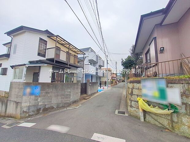 閑静な住宅地で子育て家族にピッタリ。毎日のお散歩も快適な緑に恵まれたエリアで、自然に包まれた穏やかな暮らしを実現するための、ゆとりある住環境が整っています。緑の潤いを感じながらホッと生活できそう。