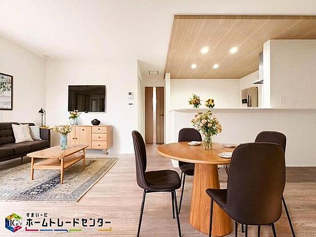 家族みんなが揃う場所だからこそ一番に陽当たりを考慮し明るくゆったりとくつろげる場所として設計しております。※こちらはCGで画像生成したイメージ画像になります。家具などは付いておりません。