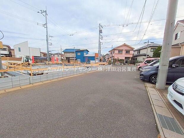 閑静な住宅地で子育て家族にピッタリ。毎日のお散歩も快適な緑に恵まれたエリアで、自然に包まれた穏やかな暮らしを実現するための、ゆとりある住環境が整っています。緑の潤いを感じながらホッと生活できそう。