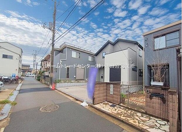 閑静な住宅地で子育て家族にピッタリ。毎日のお散歩も快適な緑に恵まれたエリアで、自然に包まれた穏やかな暮らしを実現するための、ゆとりある住環境が整っています。緑の潤いを感じながらホッと生活できそう。

