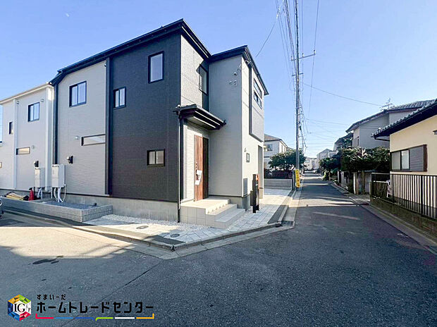 閑静な住宅地で子育て家族にピッタリ。毎日のお散歩も快適な緑に恵まれたエリアで、自然に包まれた穏やかな暮らしを実現するための、ゆとりある住環境が整っています。緑の潤いを感じながらホッと生活できそう。