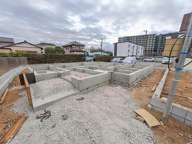 美しい緑と良好な住環境が守られてきたこの街に、新築戸建てが誕生致しました。穏やかな空気の流れる落ち着いた住環境です。ぜひ、現地へ足をお運びいただき実際の環境・陽当たりをご確認下さいませ♪
