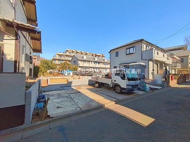 美しい緑と良好な住環境が守られてきたこの街に、新築戸建てが誕生いたしました。穏やかな空気の流れる落ち着いた住環境です。ぜひ、現地へ足をお運びいただき実際の環境・陽当たりをご確認下さいませ♪