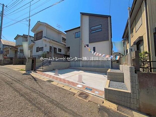 美しい緑と良好な住環境が守られてきたこの街に、新築戸建てが誕生いたしました。穏やかな空気の流れる落ち着いた住環境です。ぜひ、現地へ足をお運びいただき実際の環境・陽当たりをご確認下さいませ♪