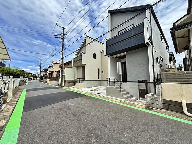 美しい緑と良好な住環境が守られてきたこの街に、新築戸建てが誕生致しました。穏やかな空気の流れる落ち着いた住環境です。ぜひ、現地へ足をお運びいただき実際の環境・陽当たりをご確認下さいませ♪