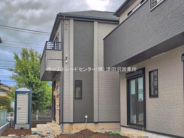 四季を通じて自然と触れ合えるスポットが周辺には盛りだくさん！お散歩やジョギング、週末のご家族での遊びに最適です。目の前に広がる開放感とゆとり、暮らしの夢を育む理想の住まいがここにはあります。