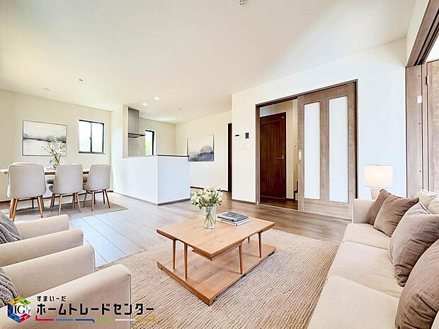 家族みんなが揃う場所だからこそ一番に陽当たりを考慮し明るくゆったりとくつろげる場所として設計しております。※こちらはCGで画像生成したイメージ画像になります。家具などは付いておりません。