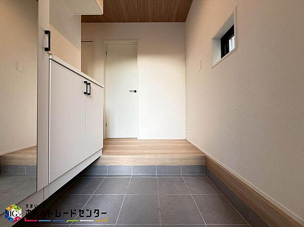 散らかりがちな玄関もスッキリと保てる玄関収納は、家の中に入る時一番最初に目に付く場所だからこだわりたいですよね！木目調の落ち着いた雰囲気の色目が、お部屋の雰囲気をそのまま表している家の顔です。