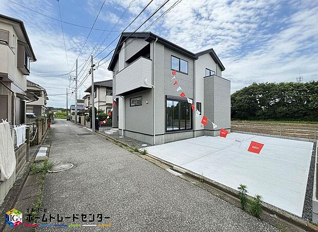 閑静な住宅地で子育て家族にピッタリ。毎日のお散歩も快適な緑に恵まれたエリアで、自然に包まれた穏やかな暮らしを実現するための、ゆとりある住環境が整っています。緑の潤いを感じながらホッと生活できそう。