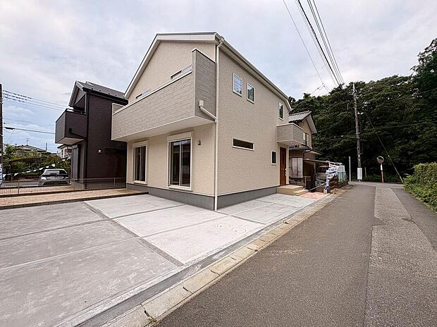 美しい緑と良好な住環境が守られてきたこの街に、新築戸建てが誕生致しました。穏やかな空気の流れる落ち着いた住環境です。ぜひ、現地へ足をお運びいただき実際の環境・陽当たりをご確認下さいませ♪