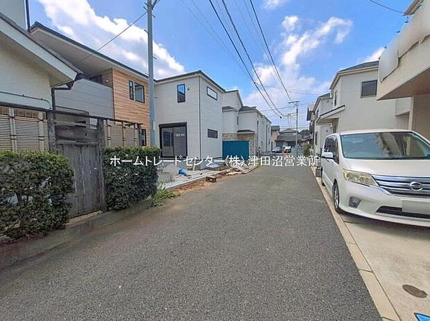 閑静な住宅地で子育て家族にピッタリ。毎日のお散歩も快適な緑に恵まれたエリアで、自然に包まれた穏やかな暮らしを実現するための、ゆとりある住環境が整っています。緑の潤いを感じながらホッと生活できそう。