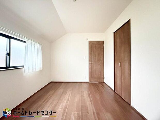 お子様の自立性を与えてあげられる子供部屋はお子様にとって大変重な役割があります。子供一人で過ごす空間を与えることで、宿題や勉強時間も自然と増えまた自ら部屋の片付けや掃除なども促すことに繋がります。