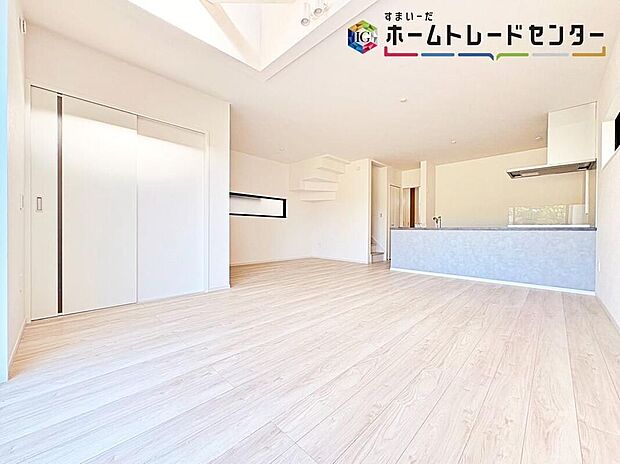(1号棟)広々としたLDKに、自分好みのインテリアでレイアウト。季節ごとに模様替えなども楽しみの一つとなりそうです。自然光がたっぷり室内に降り注ぎ、居心地のよいリビング。