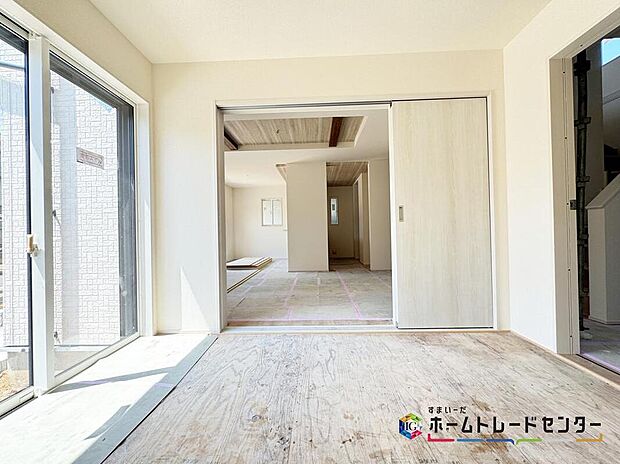 掃出し窓から光が降りそそぐ開放的なリビング。大きな窓からは、太陽のやわらかな光はもちろん、年中爽やかな風が吹き抜けます。自然の恵みが、快適で心地の良い空間を演出してくれますね。