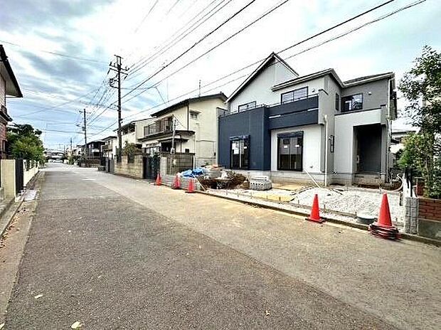 閑静な住宅地で子育て家族にピッタリ。毎日のお散歩も快適な緑に恵まれたエリアで、自然に包まれた穏やかな暮らしを実現するための、ゆとりある住環境が整っています。緑の潤いを感じながらホッと生活できそう。