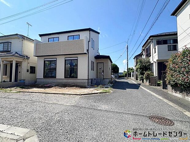閑静な住宅地で子育て家族にピッタリ。毎日のお散歩も快適な緑に恵まれたエリアで、自然に包まれた穏やかな暮らしを実現するための、ゆとりある住環境が整っています。緑の潤いを感じながらホッと生活できそう。