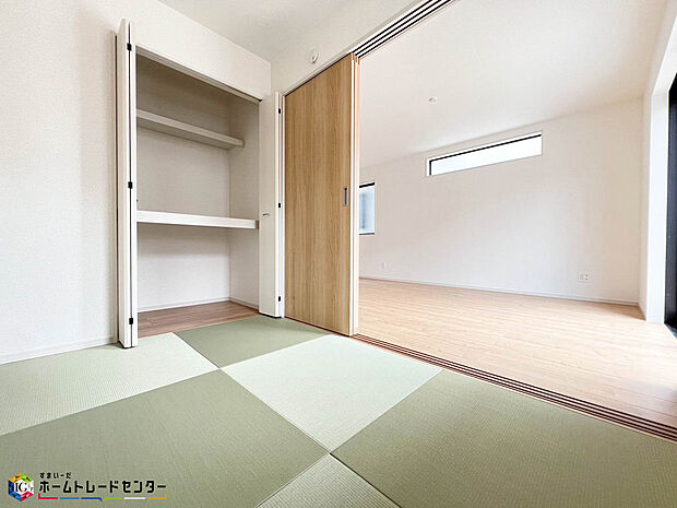 【和室】和室とは床面に敷き詰められた「畳」や、部屋を仕切る「襖」「障子」によって作られた、日本人に古くから愛されている空間です。和室は家族全員がリラックスして心地よく過ごすのにも役立ちます♪
