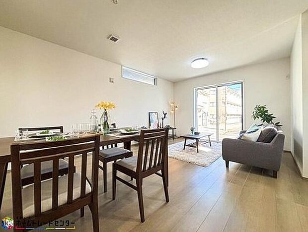 【リビング】リビングを見渡せるカウンターキッチンでお子様の様子を伺いながら食事の支度が出来ます。最近はリビングで勉強するお子様も増えてきているようです。家族の気配を感じられる、そんな空間を演出できるキッチンです。