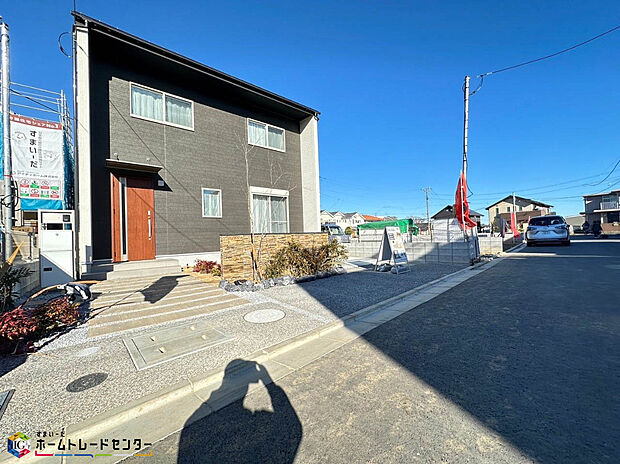 【前面道路含む現地写真】閑静な住宅地で子育て家族にピッタリ。毎日のお散歩も快適な緑に恵まれたエリアで、自然に包まれた穏やかな暮らしを実現するための、ゆとりある住環境が整っています。緑の潤いを感じながらホッと生活できそう。