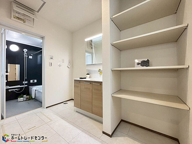 【洗面台・洗面所】家族全員が一番使用する洗面所はお掃除もしやすく使い勝手も抜群。歯ブラシ・ドライヤー・洗面道具・髭剃り・メイク道具など全て収納可能な収納スペースを確保♪二人並んでも十分なほどのスペースも魅力ですね♪