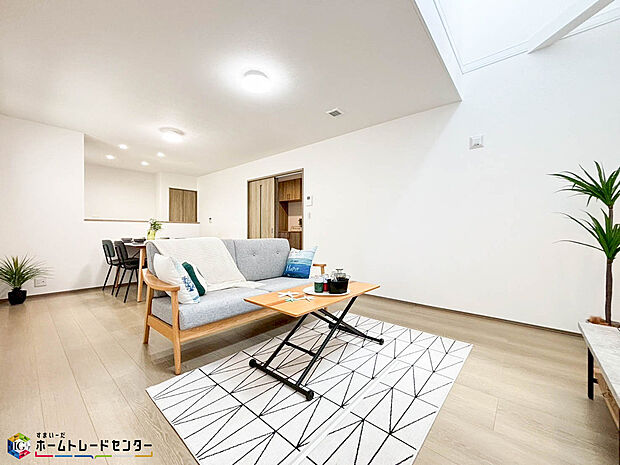 【リビング】家族の食事や団らんのほか、お子様を遊ばせたり友人を招いたりするＬＤＫは住まいの中心。長時間過ごす場所だからこそ、陽当たりの良さ・居心地の良さなどお住まい探しの一番重要なポイントになります。