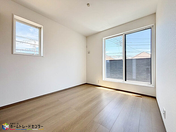 【リビング以外の居室】お子様の成長と共に必要になる子供部屋。勉強机・ベッドを配置しても十分な広さがあるのは戸建てならでは。お子様のお友達を招いたりプライバシーも確保できる子供部屋はお子様の自立心も芽生えます♪