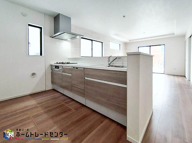 【キッチン】対面型のキッチンは家族との会話も取りやすくコミュニケーションも自然に増える嬉しい間取です。キッチン横には小窓を設けておりますので、料理中の気になる匂いもすぐに換気ができるのも嬉しいポイントです♪