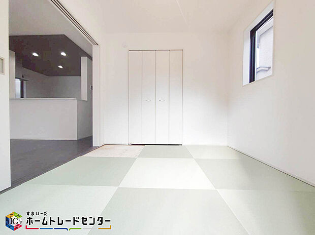 【和室】リビング隣の和室は、趣ある安らぎの空間。来訪時にお客様のスペースとしてやアイロンがけ、お洗濯ものをたたむ日々の家事スペースとしても重宝します♪ついつい寝転んでお昼寝したくなる・・・そんな空間です♪