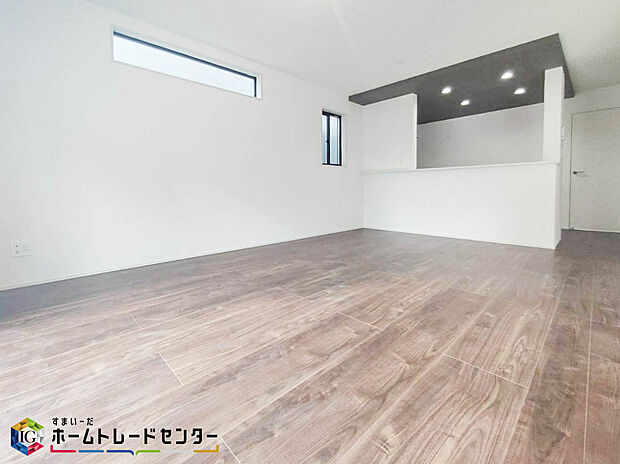 【LDK】広々としたリビングは南側に設けた掃き出し窓からたくさんの陽光を取り入れてくれます。家族が集まる空間ですからやはり明るさと、暖かさは大切です。広さがありますので家具の配置に悩まなくて済むのも良いです。