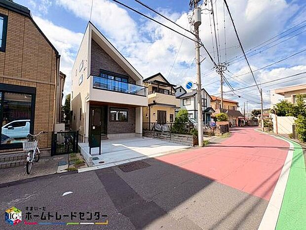 【前面道路含む現地写真】閑静な住宅地で子育て家族にピッタリ。毎日のお散歩も快適な緑に恵まれたエリアで、自然に包まれた穏やかな暮らしを実現するための、ゆとりある住環境が整っています。緑の潤いを感じながらホッと生活できそう。