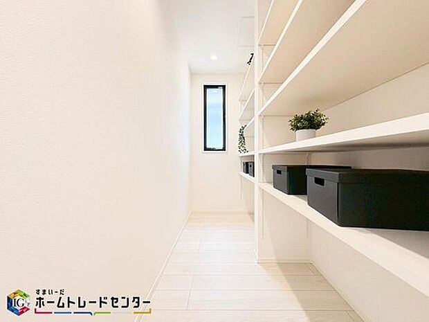 【収納】キッチン裏にはパントリースペースを完備。食べ盛りのお子様がいるご家庭や平日共働きで忙しくなかなか何度も買い物に行けないママにとって非常に便利な収納スペースです。あったらいいなが標準装備の家です。