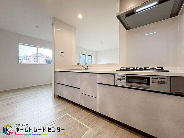 【キッチン】キッチンで作ったお料理もカウンター越しで受け渡しが可能なので、ママの家事の負担も軽減されますね♪キッチンとダイニングが１つの空間のようになりますので、部屋が広々とした感じを受けます。