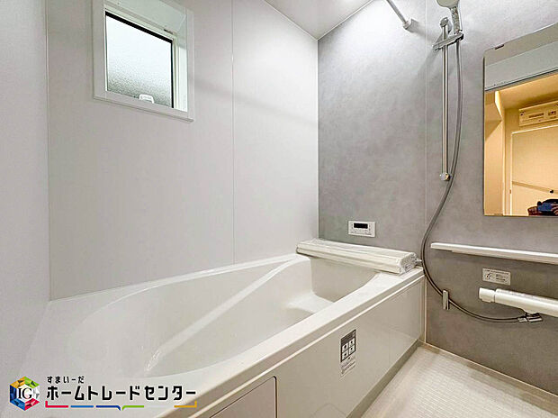 【浴室】ゆったりとくつろぐことのできるバスタブは毎日の疲れを 癒す空間になってます。親子で一緒に入れる広さがありますので、親子のコミュニケーションの場として♪また、換気窓もあるので気になる湿気も安心ですね♪