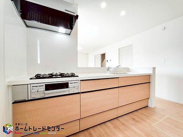 【キッチン】キッチンには大容量のオールスライド式の収納を採用しております。奥までしっかりと収納として活用でき、取り出す時も手前の物をどかしたりする手間など掛かりません、キッチン周りをいつもスッキリにしておけます。