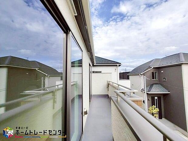 【バルコニー】ワイドバルコニーは遮るものがないため、日当たりがよいのが魅力です。晴れた日には洗濯物やお布団も広々と干せるのは嬉しいですね♪ガーデニングも可能です。緑に囲まれた自分だけの庭園、憧れてしまいますね♪