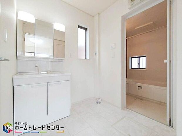 【洗面台・洗面所】ゆとりの洗面スペースで朝の身支度も快適スムーズに。3面鏡で髪のセットやお化粧もストレスなくこなせ、朝から気分良く通勤通学に向かえそうですね!鏡の裏にはたっぷりと収納スペースを標準装備!