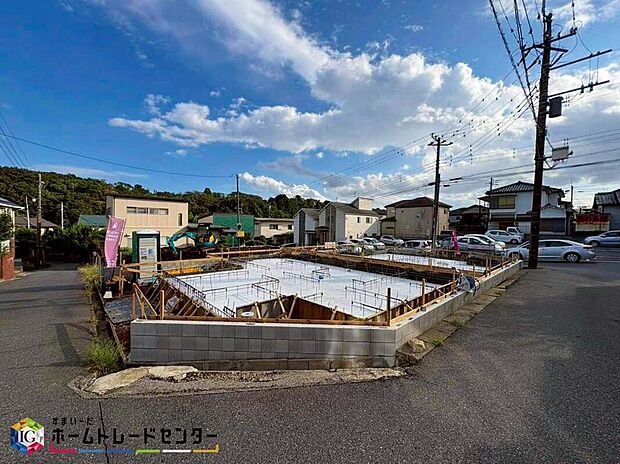 【前面道路含む現地写真】四季を通じて自然と触れ合えるスポットが周辺には盛りだくさん！お散歩やジョギング、週末のご家族での遊びに最適です。目の前に広がる開放感とゆとり、暮らしの夢を育む理想の住まいがここにはあります。