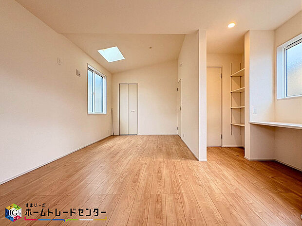 【2階洋室】主寝室の一角には家族で多目的に使えるカウンターを設置しています。カウンタータイプなのでパソコンを設置したり趣味のスペースやまたお子様のリビング学習や在宅ワークスペースにも活用できます♪