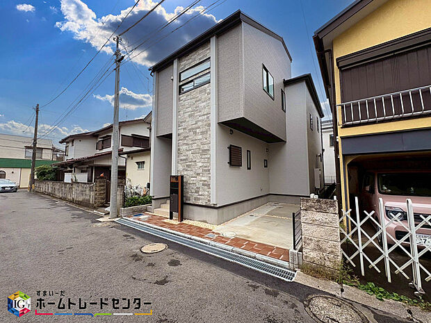 【現地外観写真】美しい緑と良好な住環境が守られてきたこの街に、新築戸建てが誕生いたしました。穏やかな空気の流れる落ち着いた住環境です。ぜひ、現地へ足をお運びいただき実際の環境・陽当たりをご確認下さいませ♪