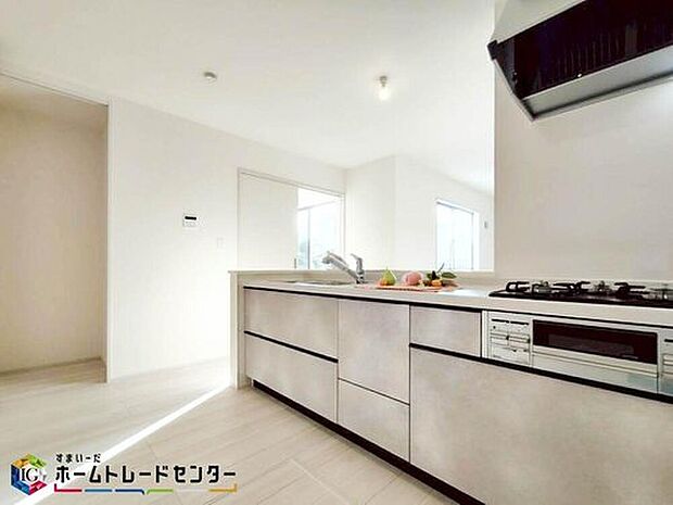 【キッチン】キッチン横にはパントリースペースを完備。食べ盛りのお子様がいるご家庭や平日共働きで忙しくなかなか何度も買い物に行けないママにとって非常に便利な収納スペースです。あったらいいなが標準装備の家です。