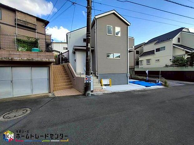 【現地外観写真】美しい緑と良好な住環境が守られてきたこの街に、新築戸建てが誕生致しました。穏やかな空気の流れる落ち着いた住環境です。ぜひ、現地へ足をお運びいただき実際の環境・陽当たりをご確認下さいませ♪