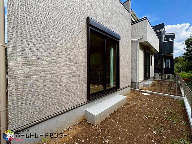 【庭】お庭があれば陽当たりや風通しが良くなります。ガーデニングや家庭菜園などが楽しめ、季節の花や野菜を育てることで四季の移ろいが豊かに感じられます。お子さんの遊び場として活用できるのもメリットの一つです。