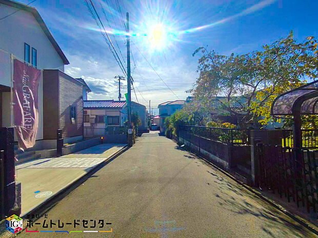 【前面道路含む現地写真】閑静な住宅地で子育て家族にピッタリ。毎日のお散歩も快適な緑に恵まれたエリアで、自然に包まれた穏やかな暮らしを実現するための、ゆとりある住環境が整っています。緑の潤いを感じながらホッと生活できそう。