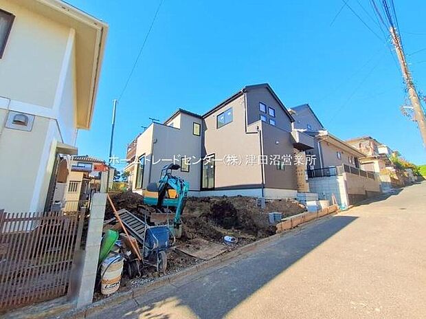 【現地外観写真】美しい緑と良好な住環境が守られてきたこの街に、新築戸建てが誕生致しました。穏やかな空気の流れる落ち着いた住環境です。ぜひ、現地へ足をお運びいただき実際の環境・陽当たりをご確認下さいませ♪