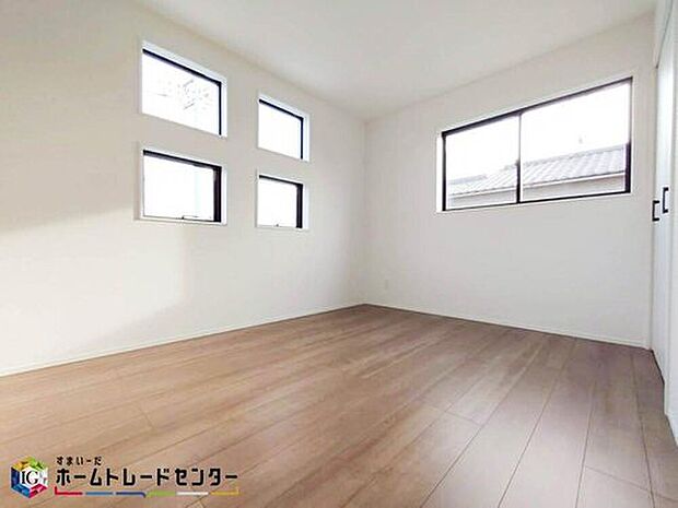 【リビング以外の居室】ダブルベッドのサイズのベッドを配置しても十分な広さを確保できる寝室です♪住んでから後悔しないために、そして何よりゆっくりと安眠できるよう、居心地がよく快適に過ごせる寝室の空間づくりにこだわりましょう。