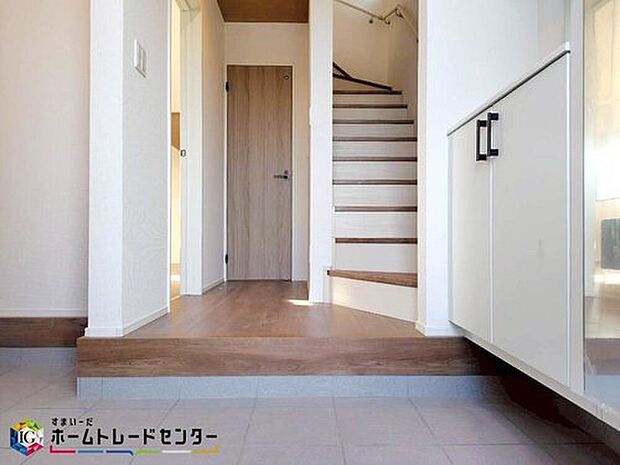 【玄関】下駄箱は可動棚タイプになっていますので、脚の長いブーツや長靴もたっぷり収納いただけます。いつも気持ちよくご家族をむかえられるよう、玄関下駄箱収納をフル活用してスッキリとした玄関を保ってください。